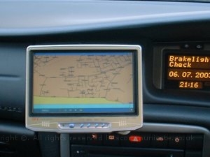 Installedtry1pic4destinatorrunning.jpg - The new screen fitted with Destinator running