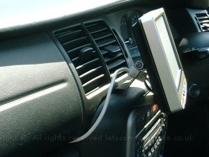 screenremountedside.jpg - The I fitted the Dashmount directly on to the screen. This did work how ever it ment the screen was not removable which I was not happy about. Here it is fitted.